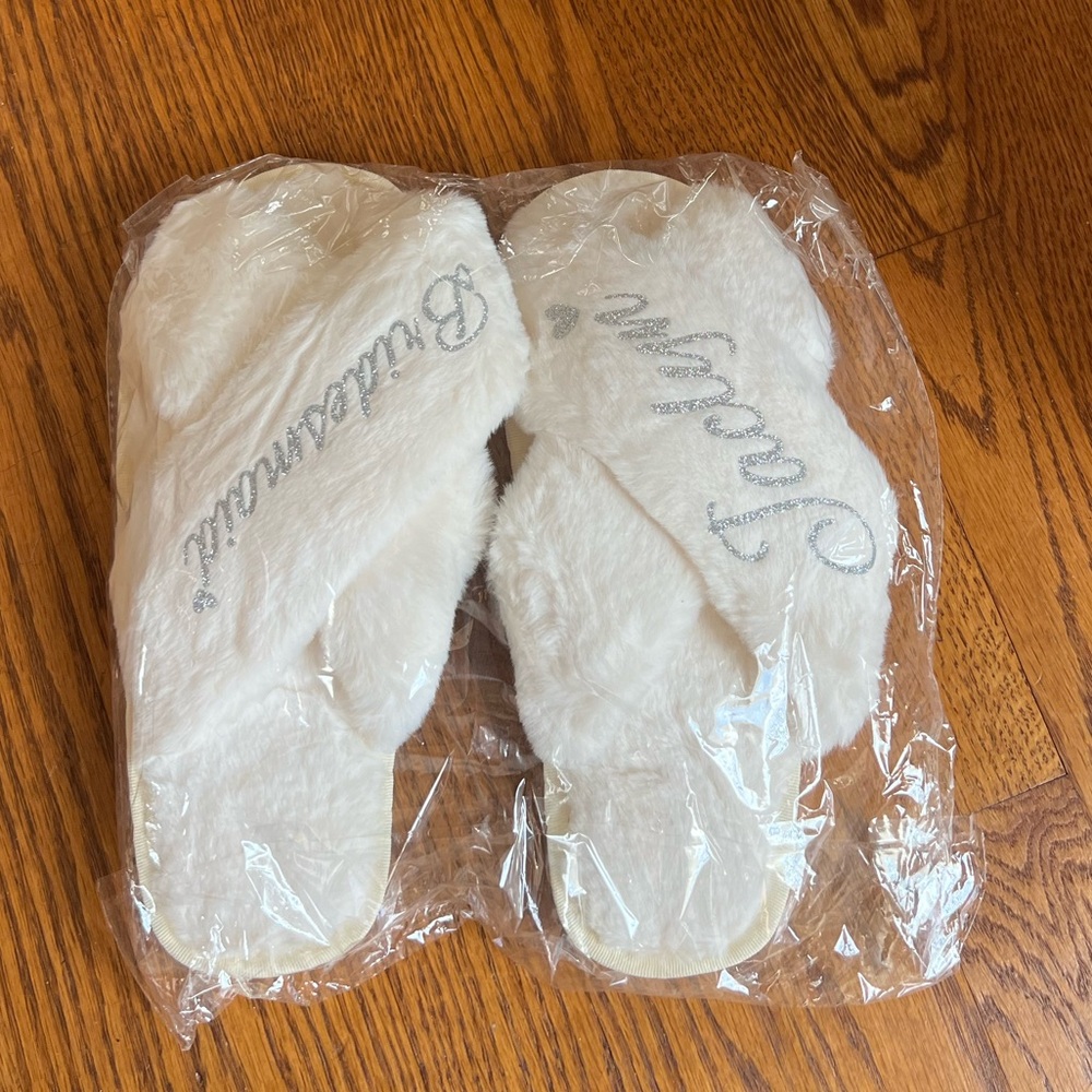 ⚪️Women’s size 40-41, “Jaclyn” “Bridesmaid” fuzzy cream slippers, personalized. - Picture 3 of 8
